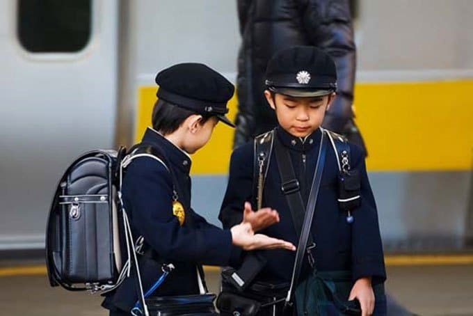Cặp chống gù Nhật Bản được dùng phổ biến ở các trường học Nhật Bản, là đồ dùng hữu hiệu giúp các bé tránh được những bệnh cong vẹo, cột sống, gù lưng do mang quá nhiều sách vở trên lưng.